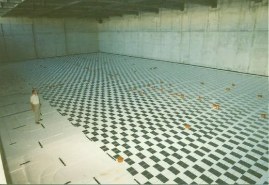 Verlegung der Bodenheizung in der Sporthalle Brüel 1988
